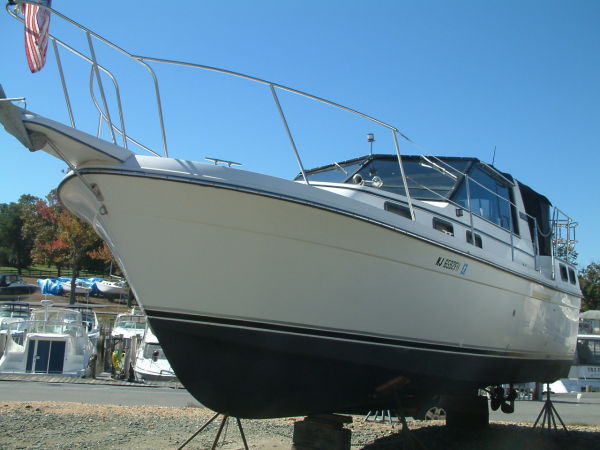 28' Carver Riveria Aft Cabin